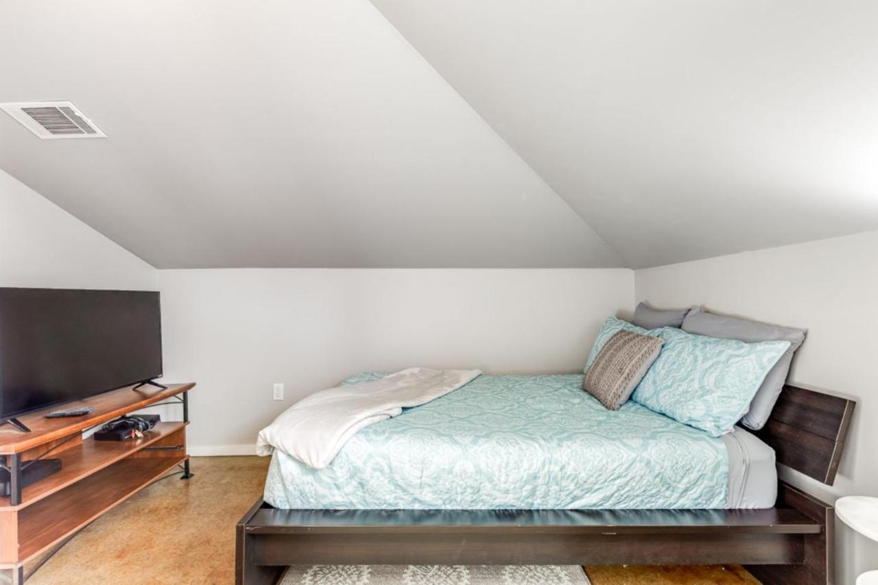 Walk Score 90!!-Historic Downtown District-2 Blocks To Famous Forsyth Park- Huge Private Patio-Private Parking Savannah Exterior foto